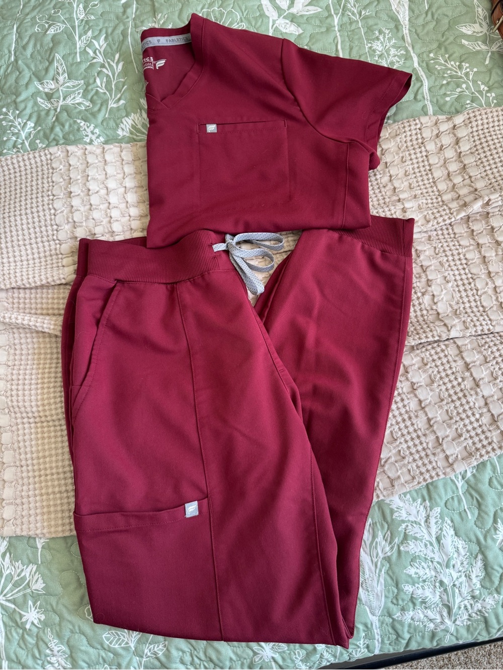 Fabletics Burgundy Scrub Set - Medium